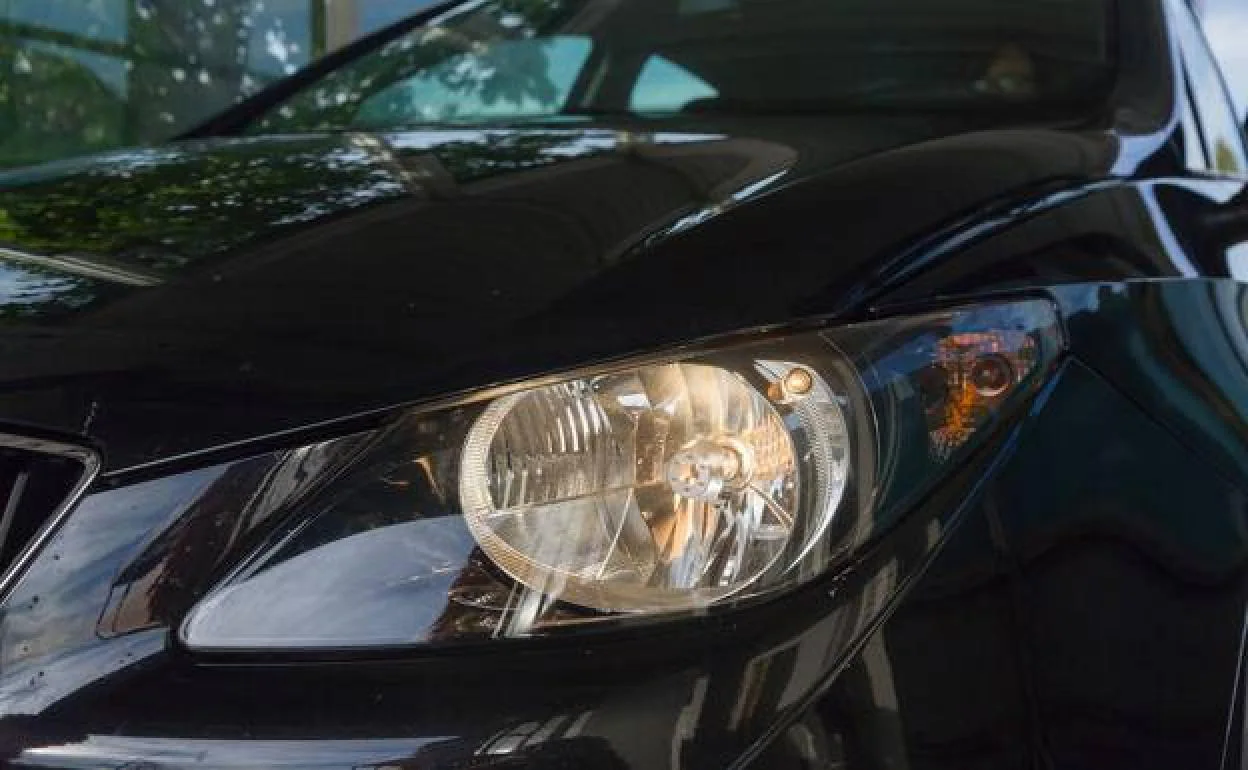 La DGT recuerda cómo hay que usar las luces del coche y por qué es  importante hacerlo incluso de día