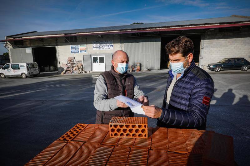 El alcalde de Huétor Santillán (dcha) en el almacén de una de sus empresas proveedoras. 