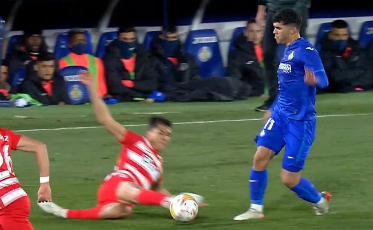 Torrente va al suelo mucho antes de que Aleña pase. 