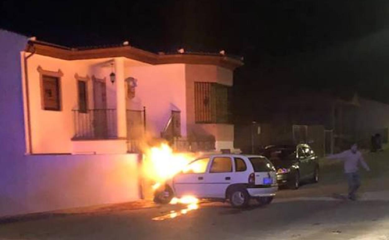 El coche accidentado arde tras empotrarse en una casa de Moraleda de Zafayona.