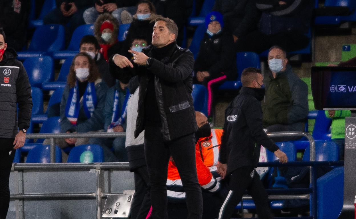Robert Moreno pide un cambio durante el partido. 