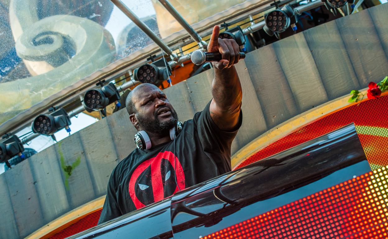 Shaquille O'Neal durante una de sus actuaciones como DJ.