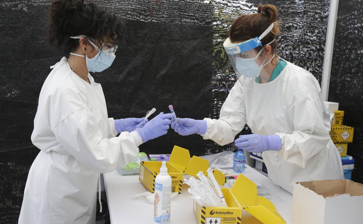 Dos sanitarias durante la realización de pruebas de detección del virus.