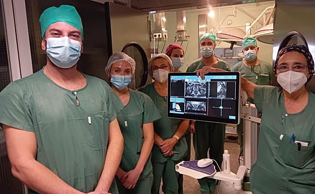 El urólogo Fernando Vázquez junto al equipo que realiza esta intervención. 