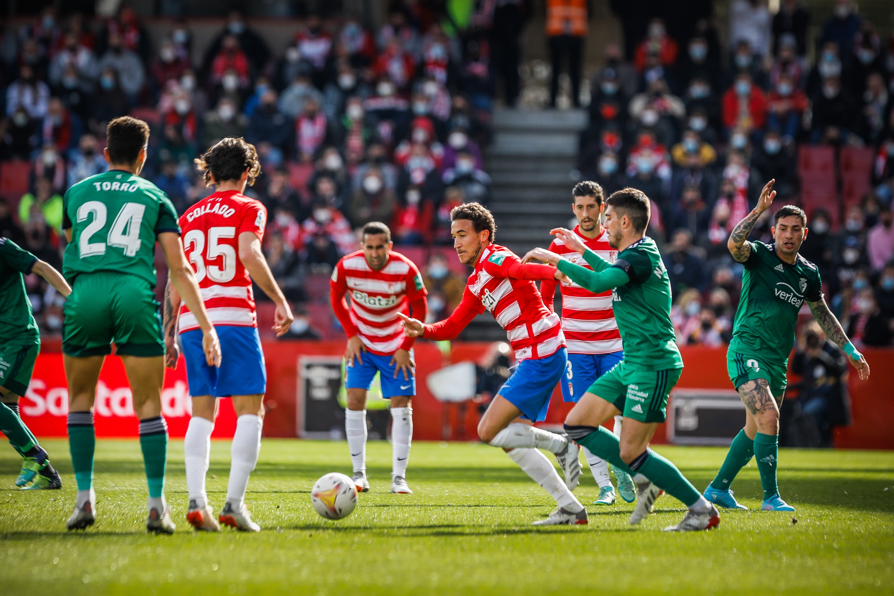Milla conduce un balón ante la mirada de su compañero Collado y de tres rivales. 