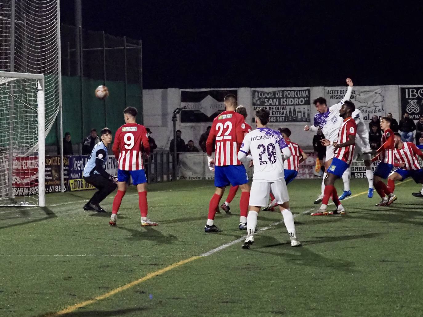 Remate de cabeza de Moha que no encontró portería por muy poco. 