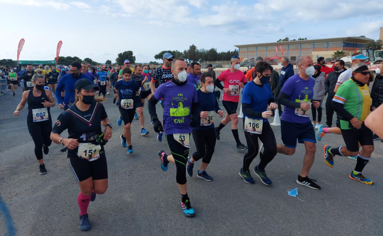 Los atletas tomaron la salida en una mañana de bajas temperaturas