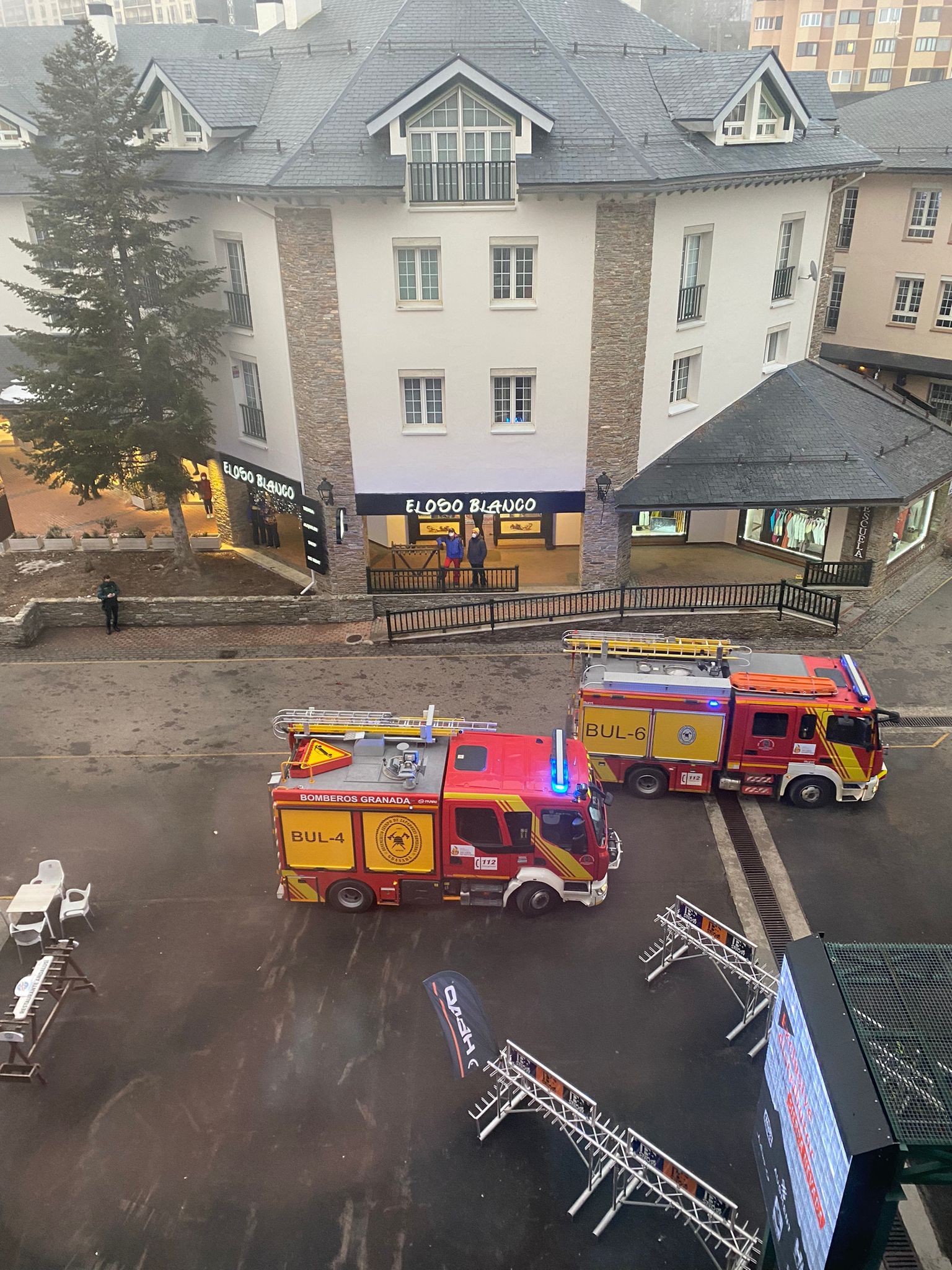 Dos camiones de Bomberos llegan al lugar del incendio en Pradollano.