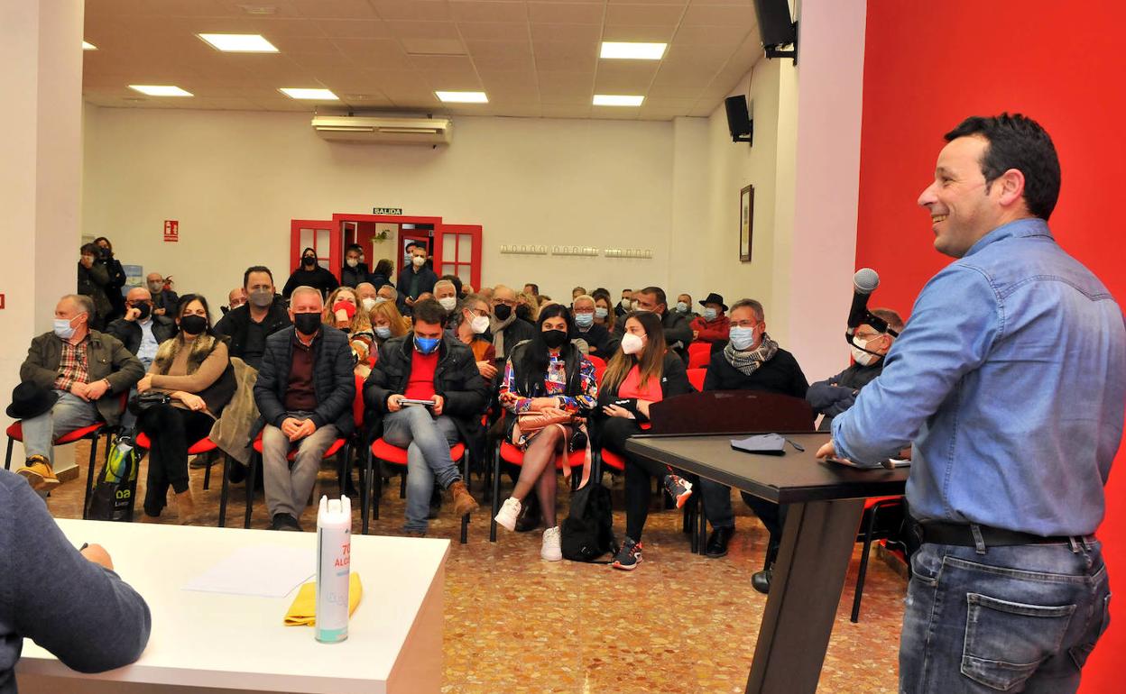 El secretario general del PSOE de Linares, Javier Perales, se dirige a la militancia en la asamblea. 