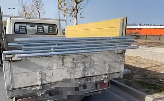 El vehículo en el que estaban cargando las vallas.