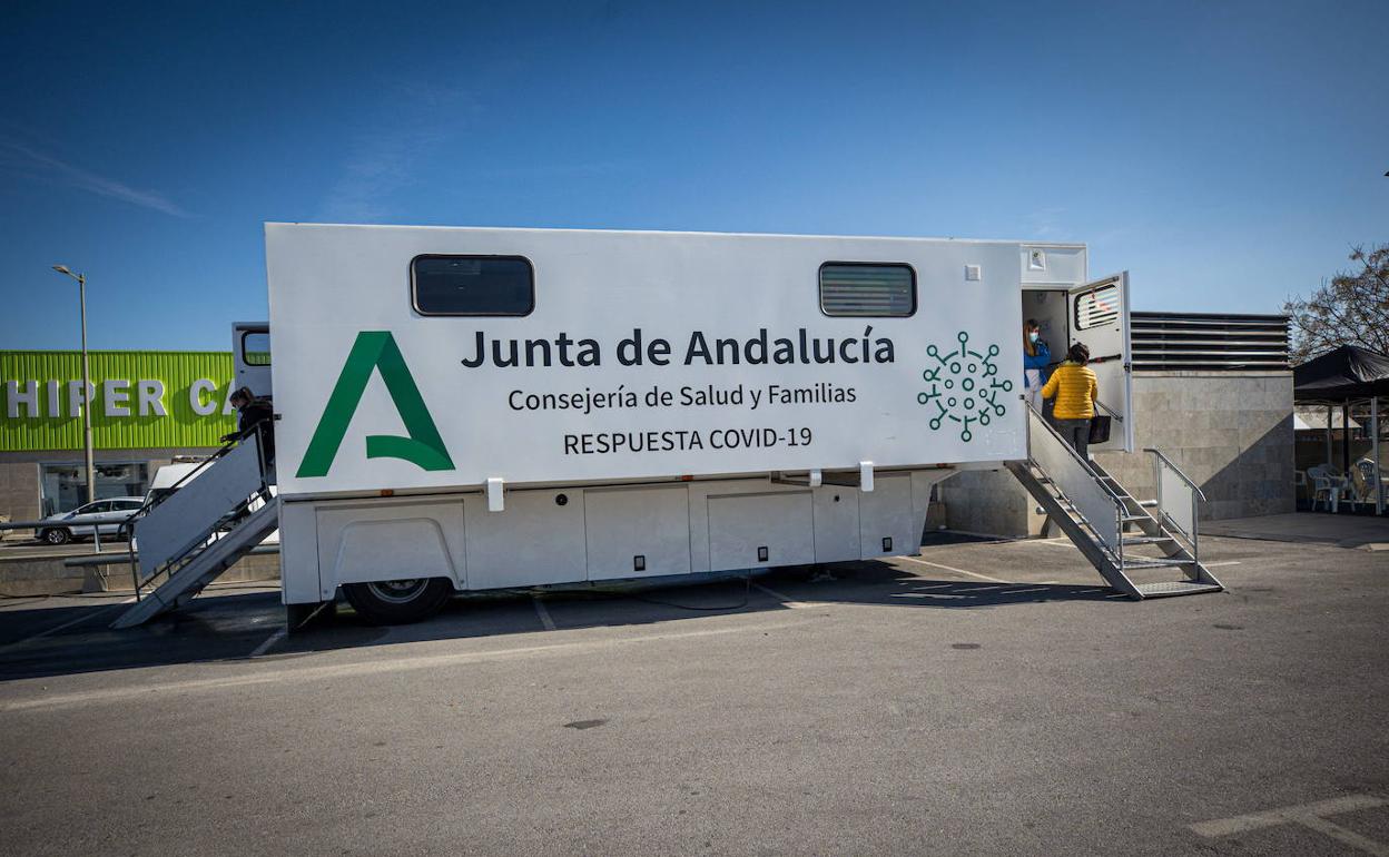 Una unidad móvil en las que se está vacunando en Granada. 