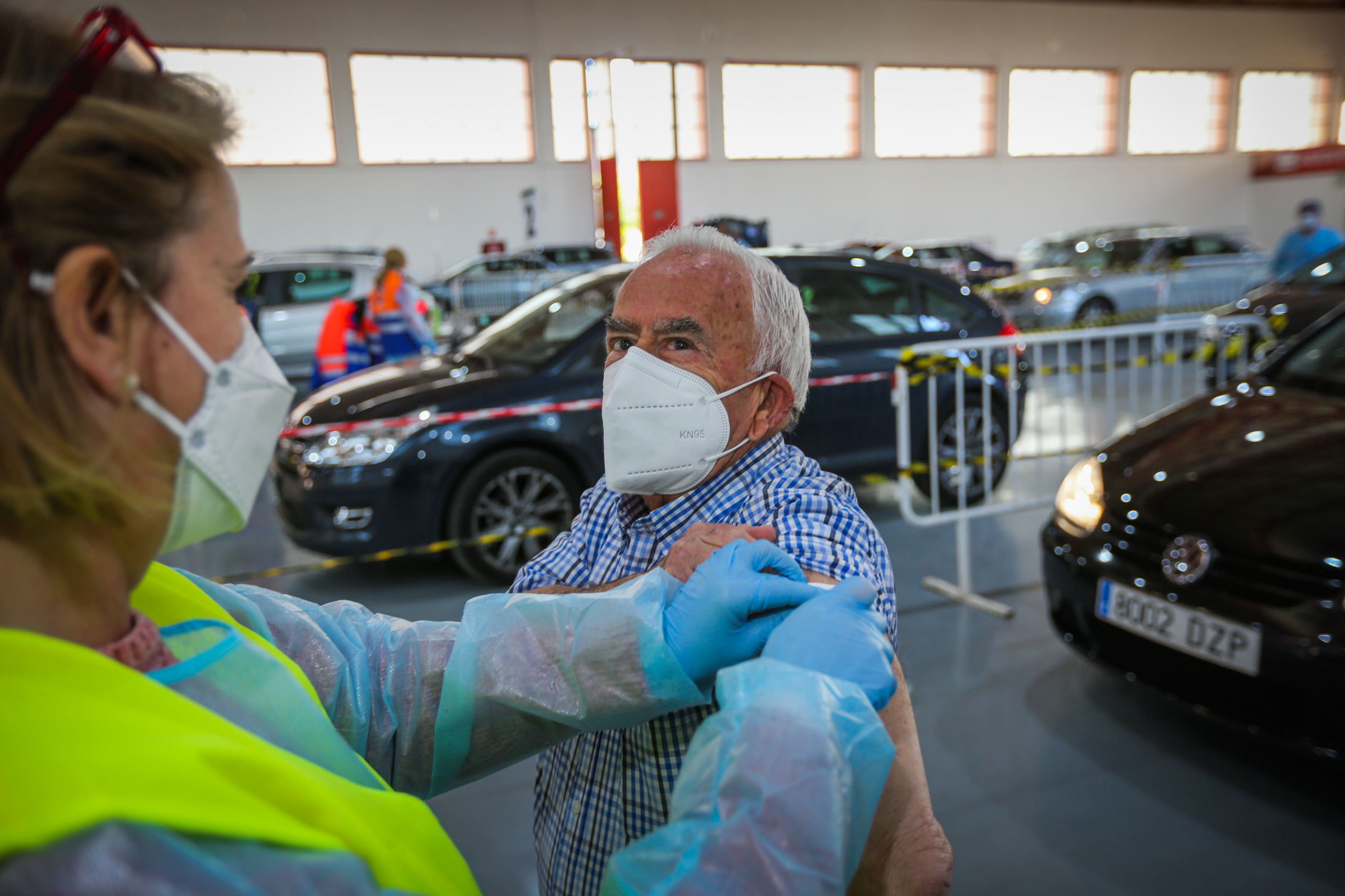 Un hombre es vacunado contra el coronavirus en Fermasa.
