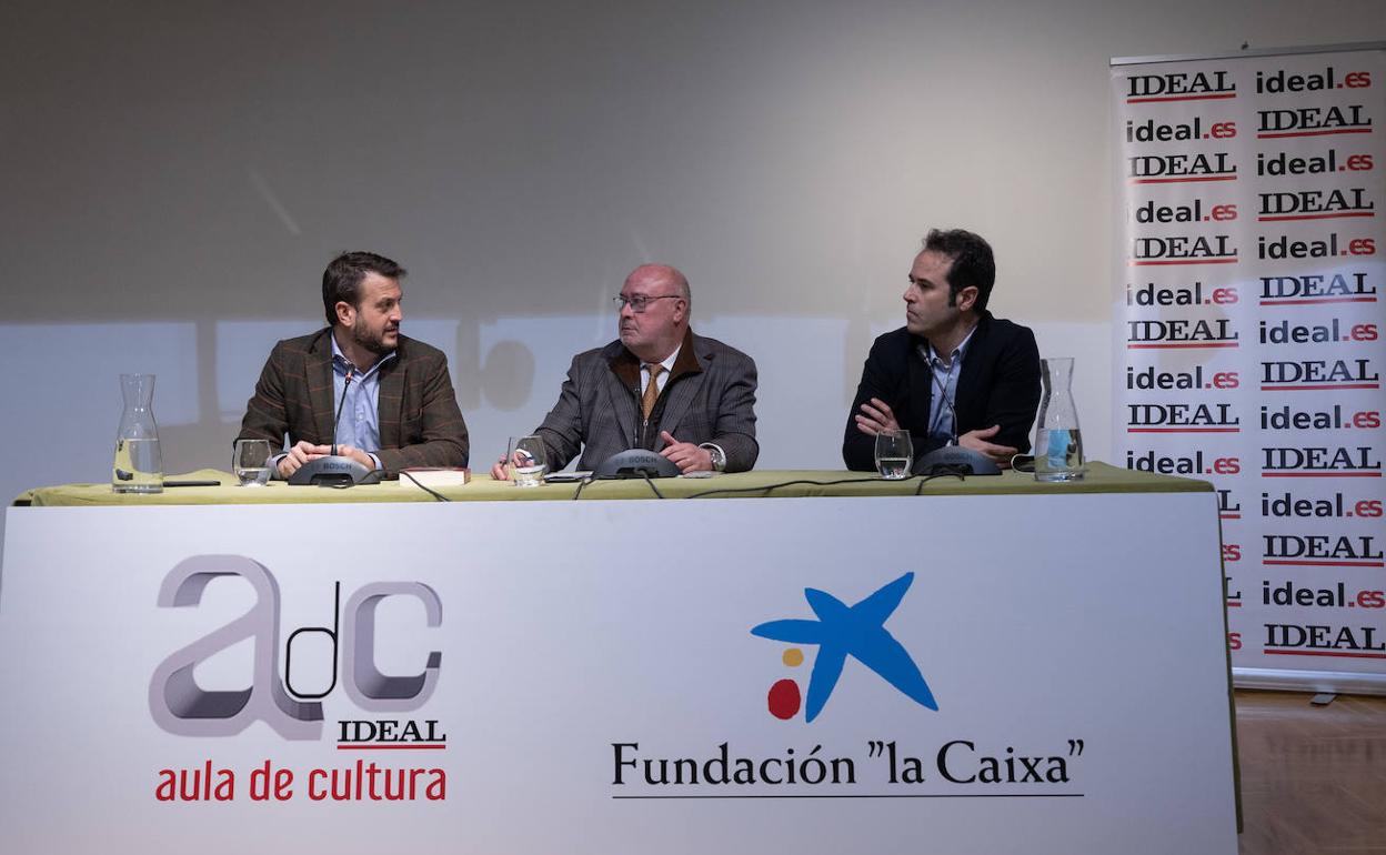 Juan Fernández-Miranda, Eduardo Peralta y Javier Chicote, ayer en el Aula de Cultura de IDEAL.
