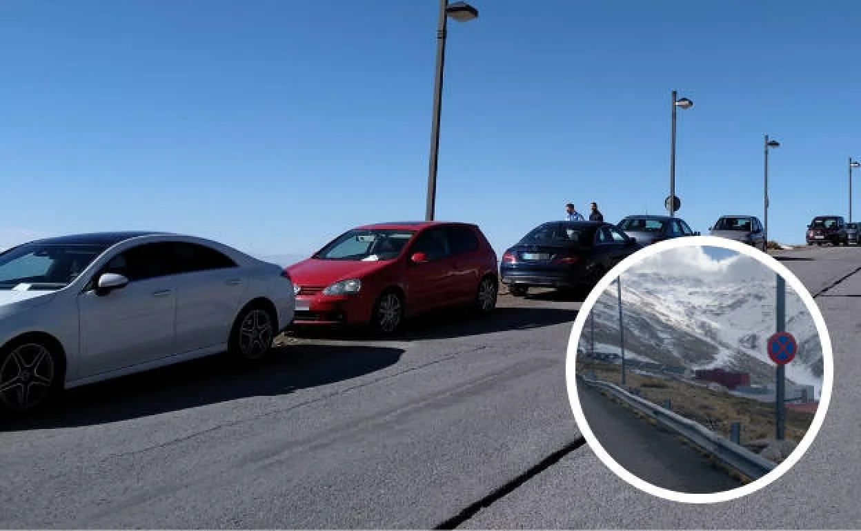 Vehículos multados el pasado fin de semana por la Policía Local de Monachil. A la derecha, la señal que indica que está prohibido parar y estacionar.