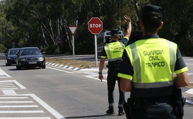 Las nuevas señales luminosas que ya instala la DGT: ¿cómo son y qué significan?