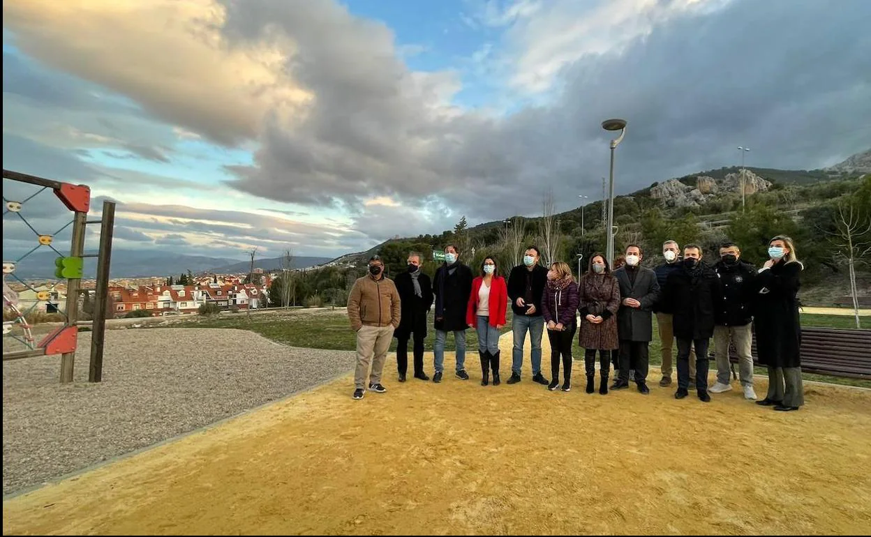 Autoridades y vecinos, en el rescatado parque de los Robles. 