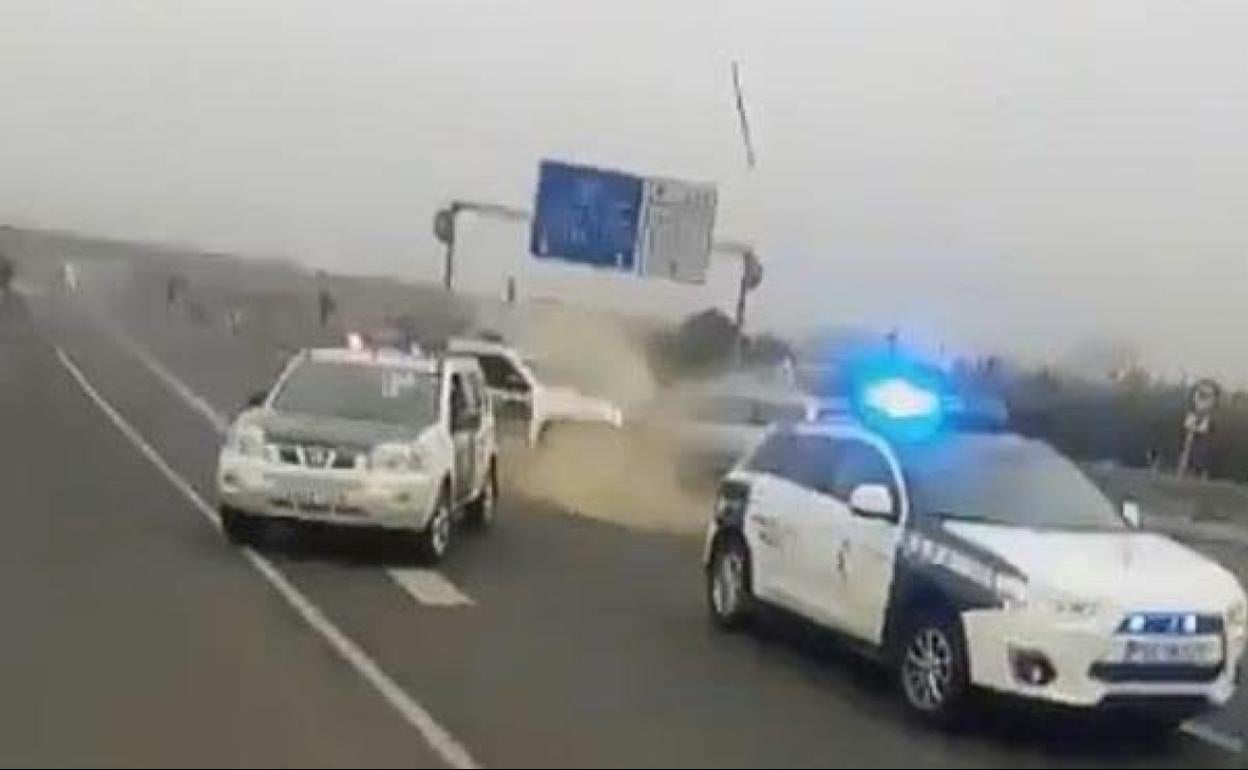 La Guardia Civil deteniene a un condcutor 'kamikaze' cerca de Guadix.