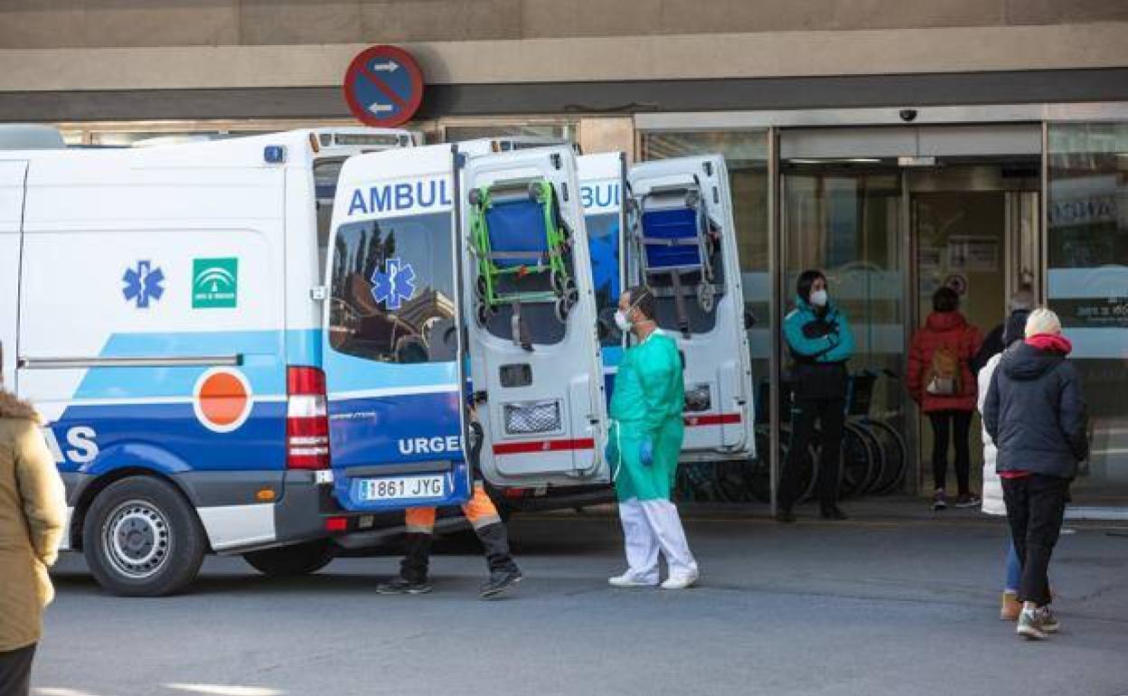 Entrada del hospital Virgen de las Nieves. 