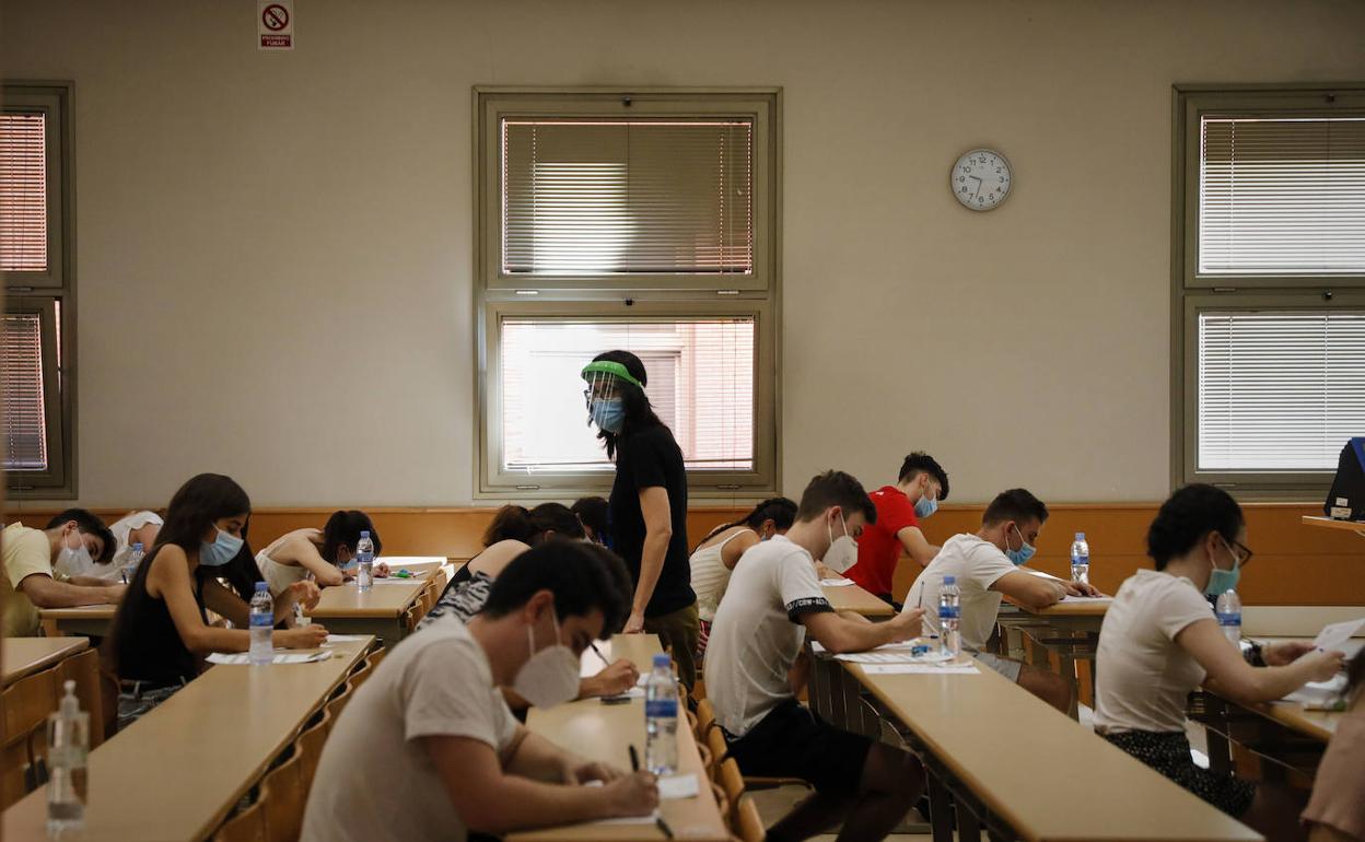 Estudiantes en un examen de selectividad. 