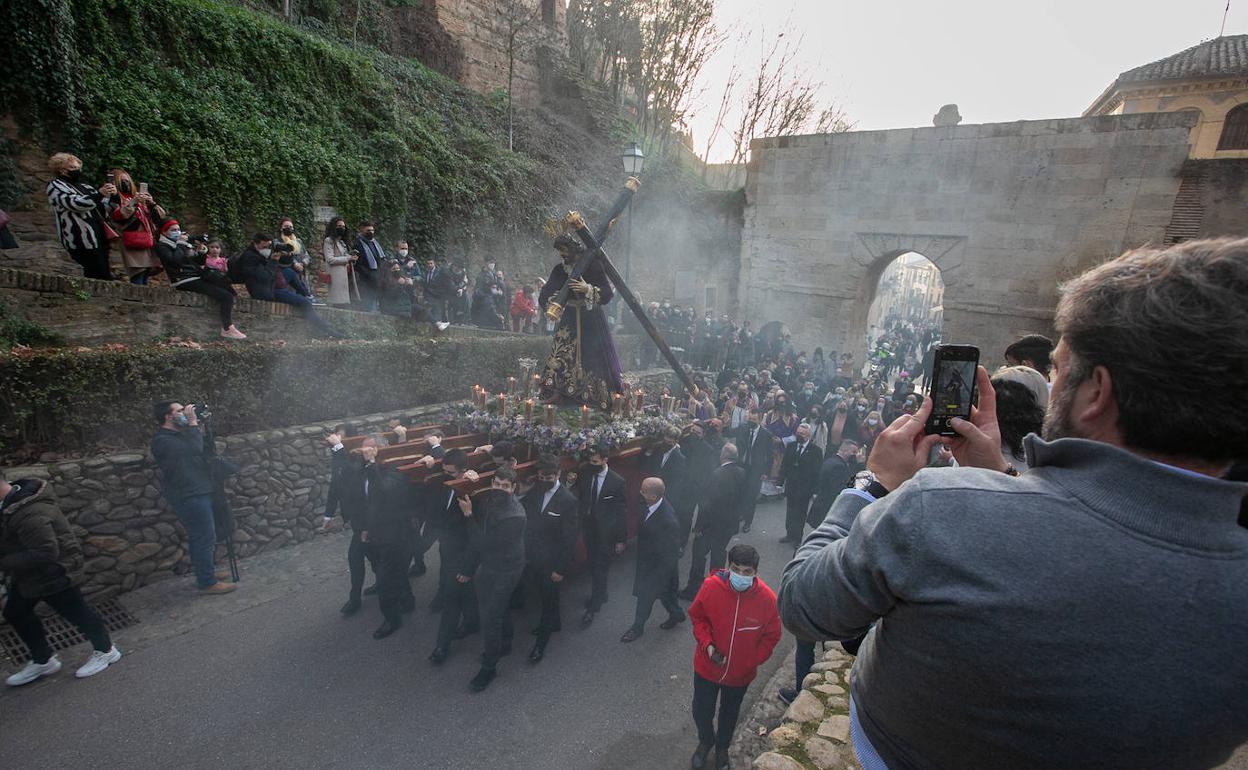 El Nazareno, en su subida hasta el Carmen de los Mártires.
