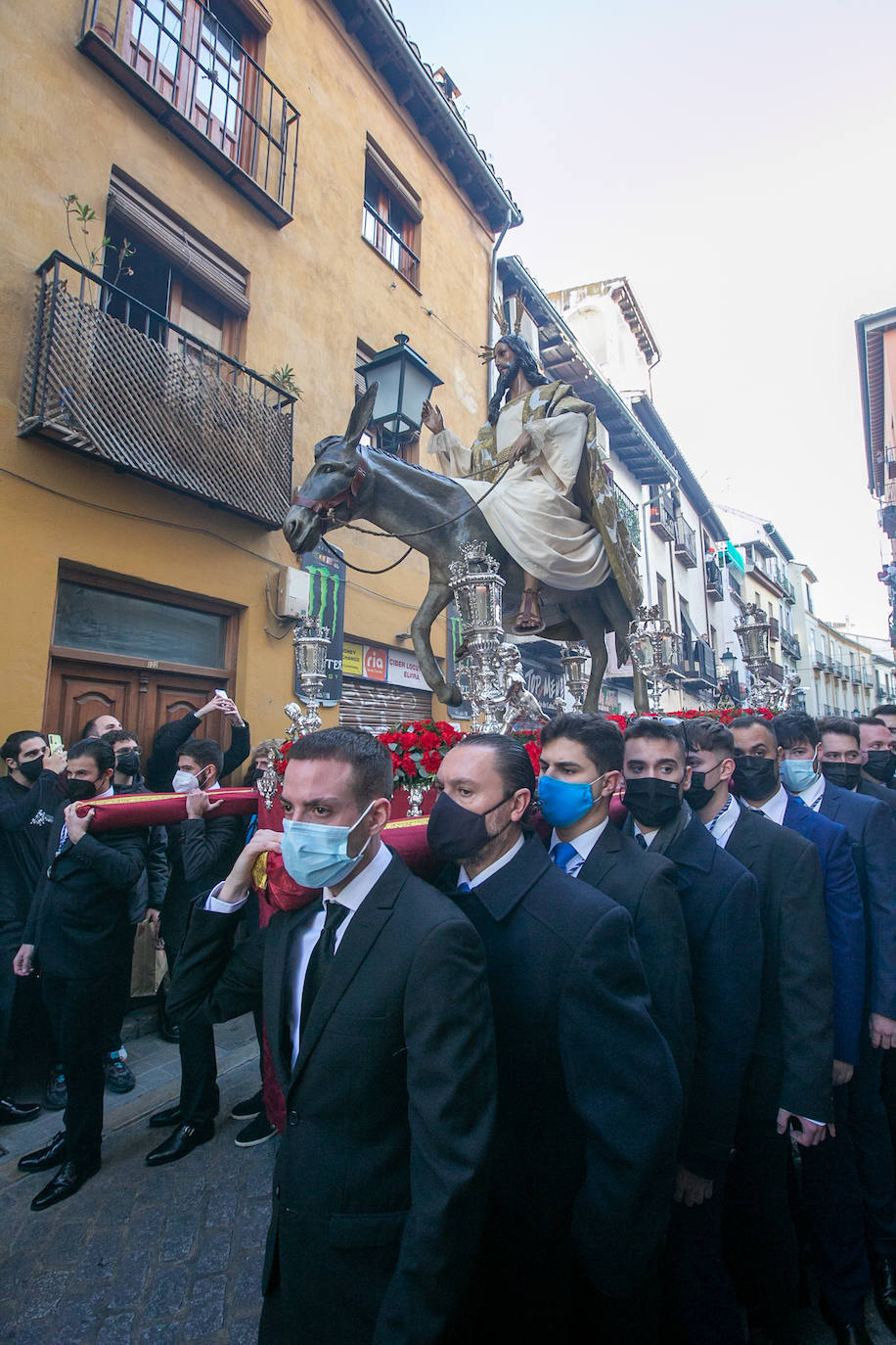 La Borriquilla y el Nazareno, por las calles de Granada.