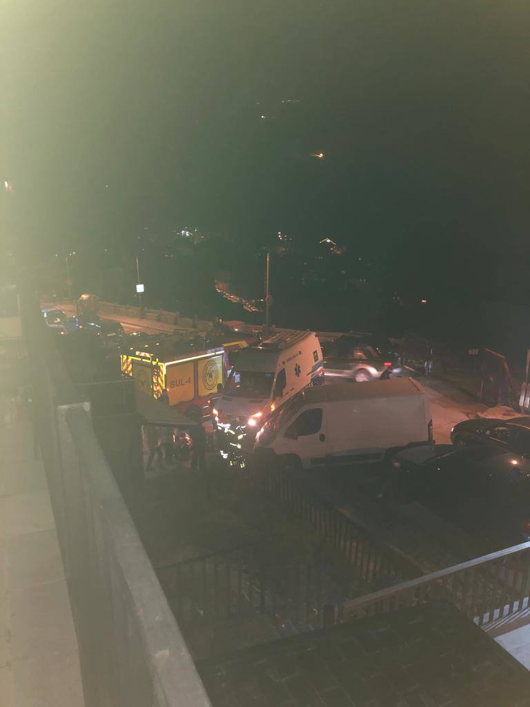 Bomberos y ambulancias sanitarias intervienen en el incidente del Hostel Sierra Nevada en la noche del sábado a este domingo.