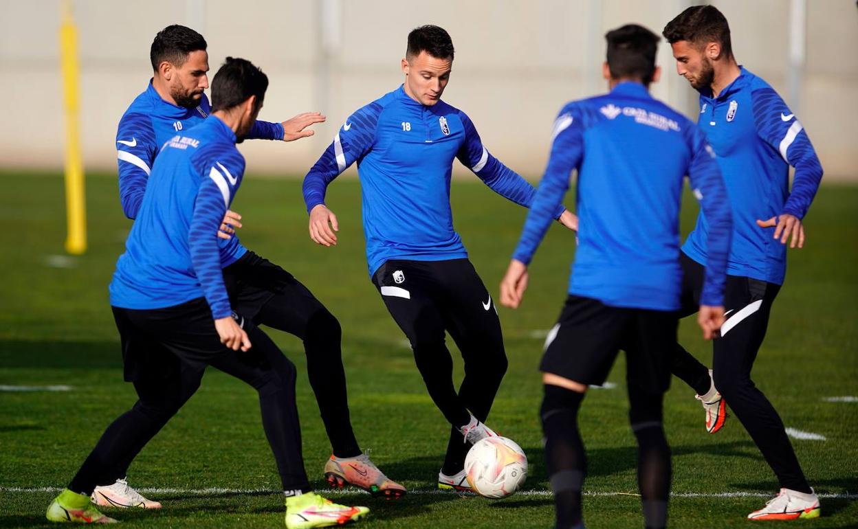 Puertas, Escudero, Duarte y Neva presionan al nuevo jugador del Granada, Petrovic. 