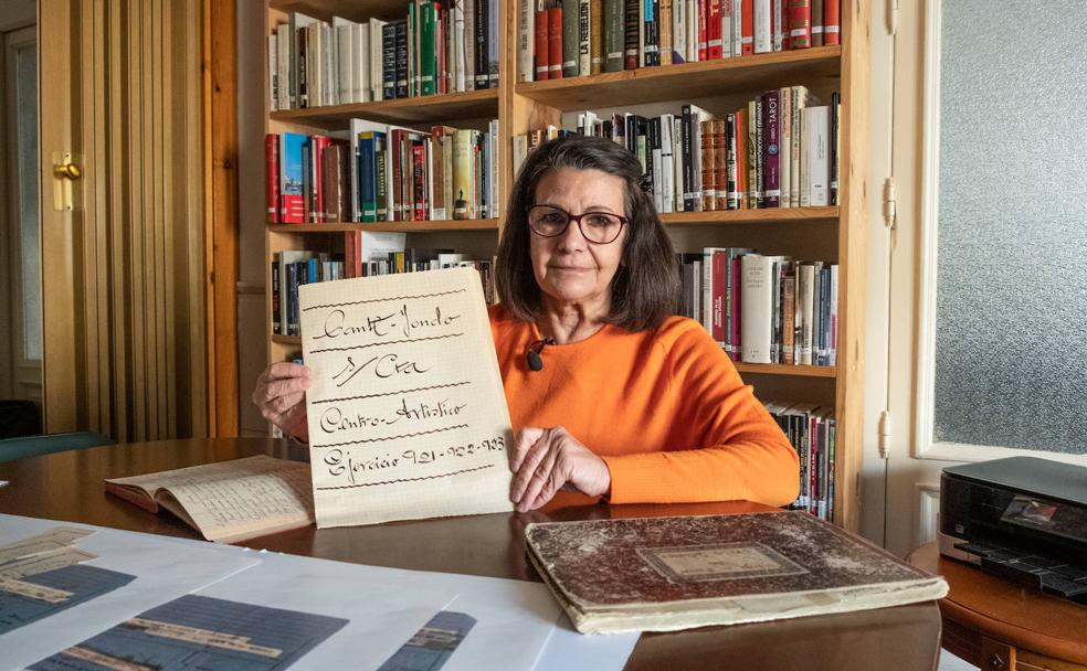 Celia Correa muestra el libro de cuentas de 1922 donde el tesorero Luis Castillo anotaba todos los gastos que precisó la organización del Concurso del Cante Jondo por el Centro Artístico. 