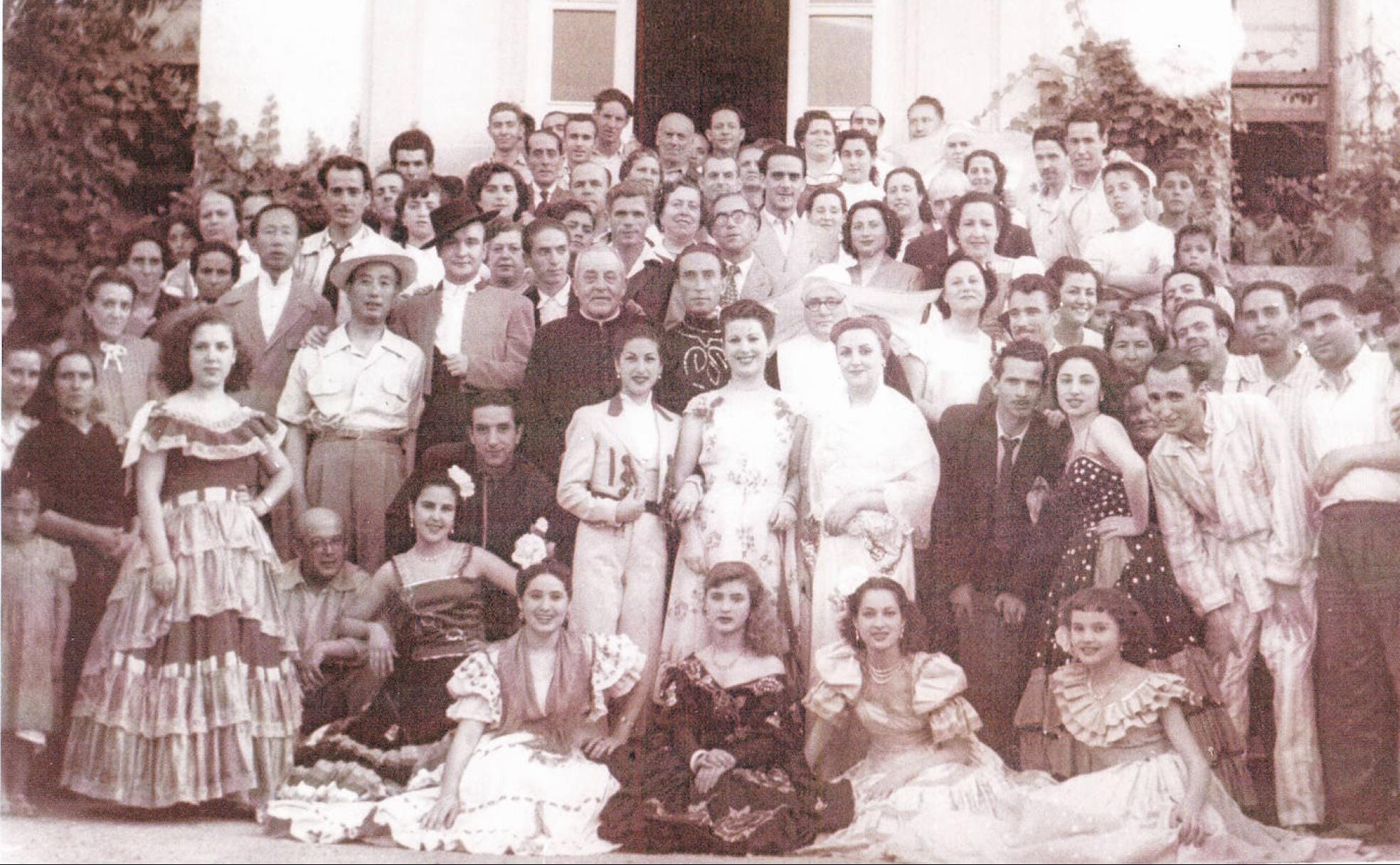 Un gran espectáculo. Manolita Chen (en el centro de la foto, hacia abajo), con su compañía en el hospital de leprosos de Granada.