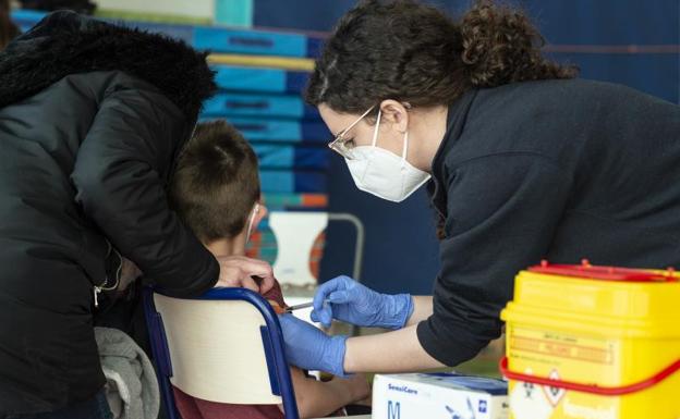 Las vacunas para bebés desde seis meses a niños de cinco años podrían estar disponibles en febrero