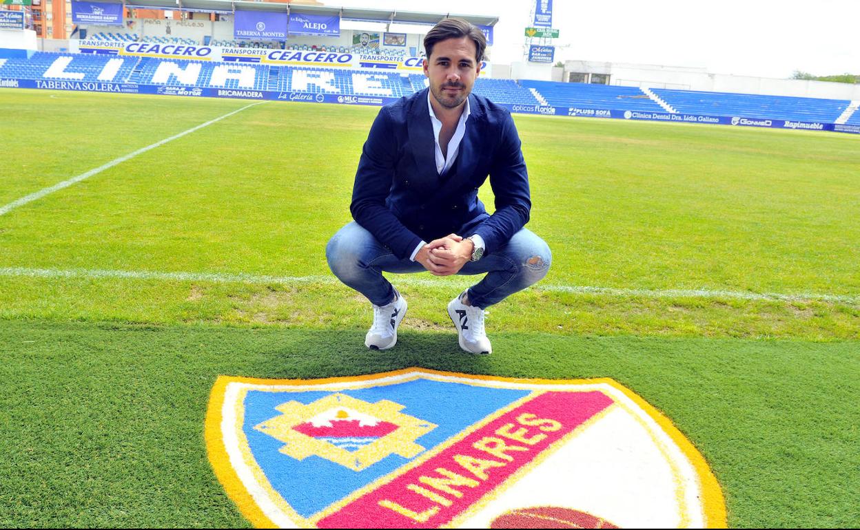 Miguel Linares junto al escudo azulillo. 