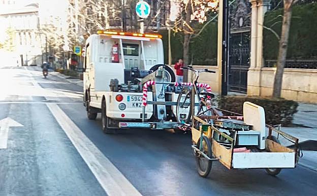 Una grúa remolca una bicicleta en Granada: circulaba en peligro y se saltó varios semáforos 
