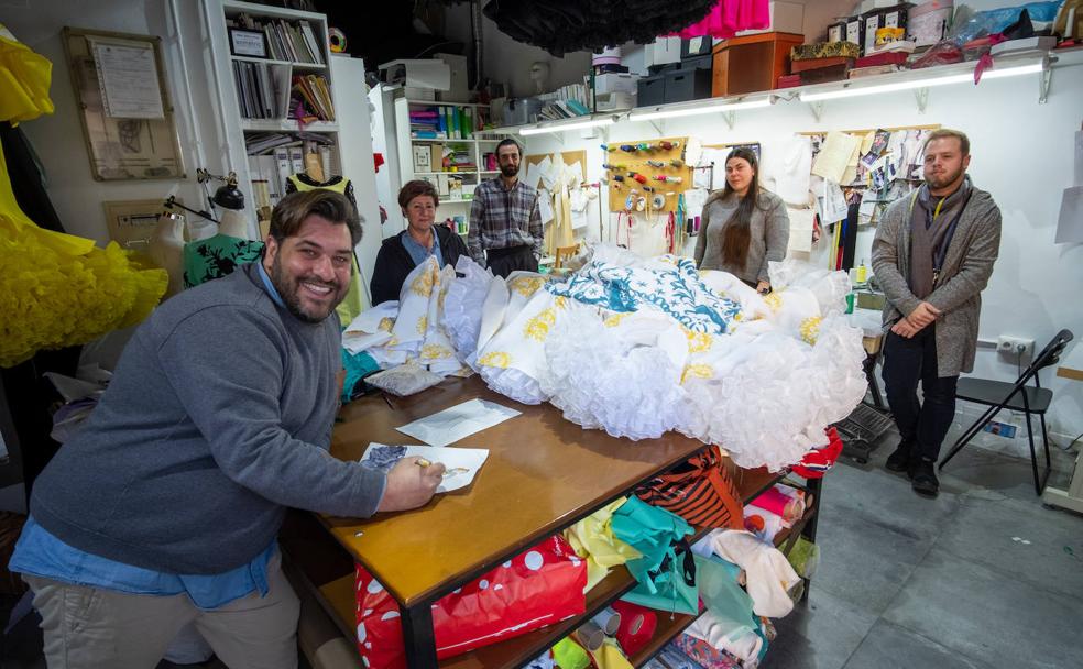 Antonio ultima junto a su equipo los vestidos que mostrará en Simof de Sevilla. 