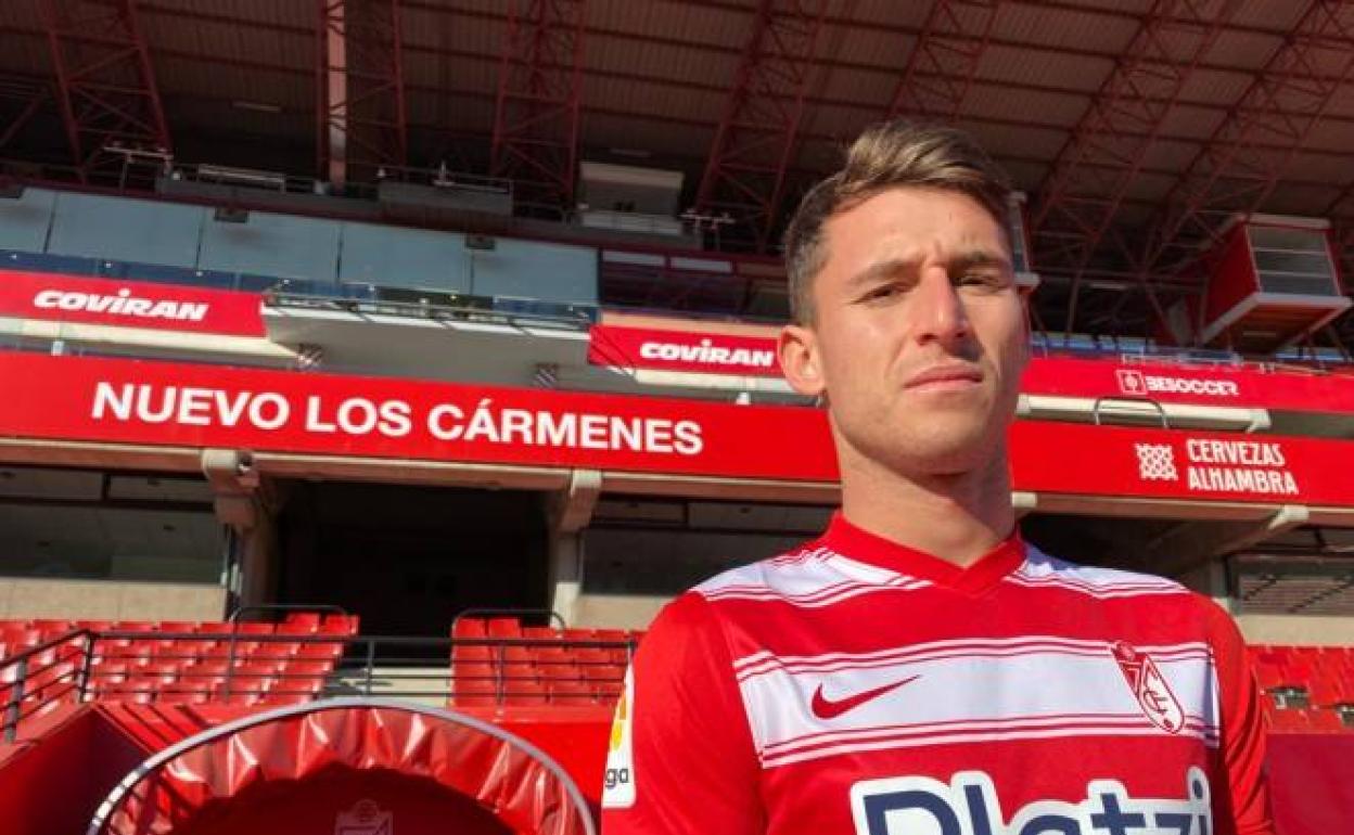 Dani Raba posa en el césped de Los Cármenes. 