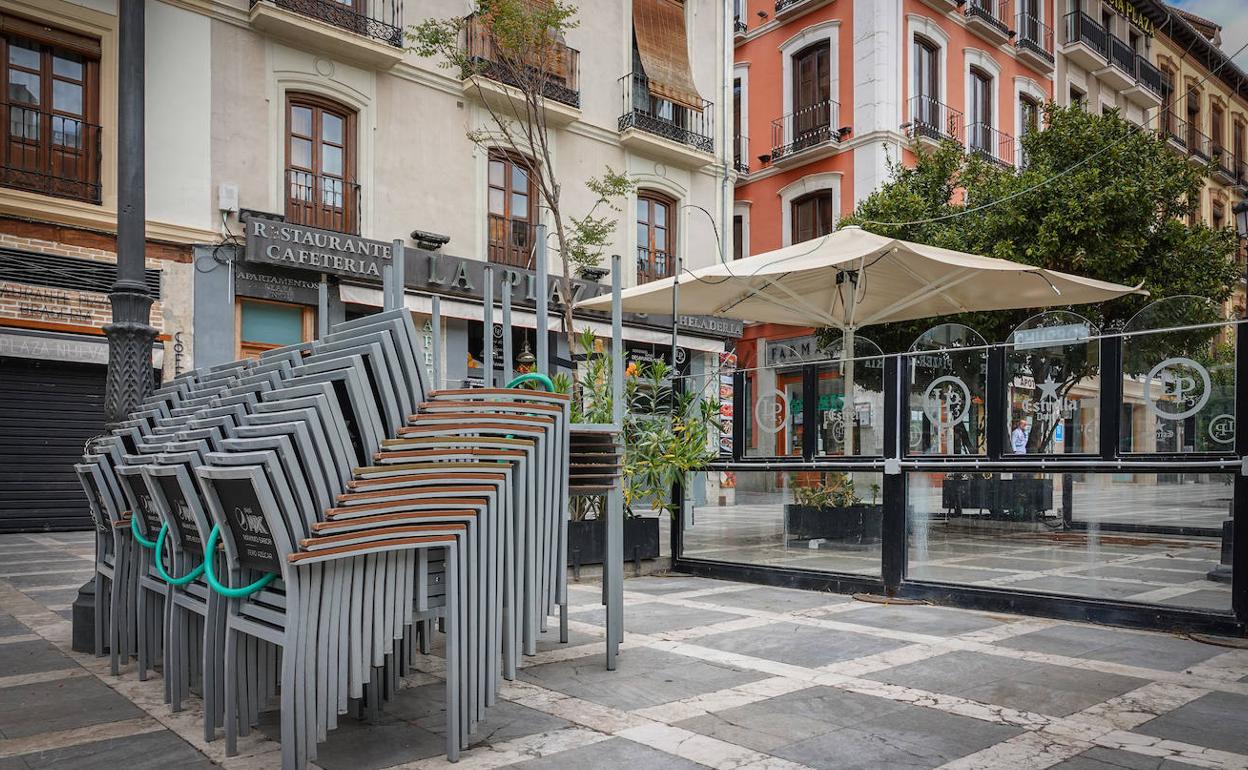 La terraza de un bar, recogida en una imagen de abril de 2020. 