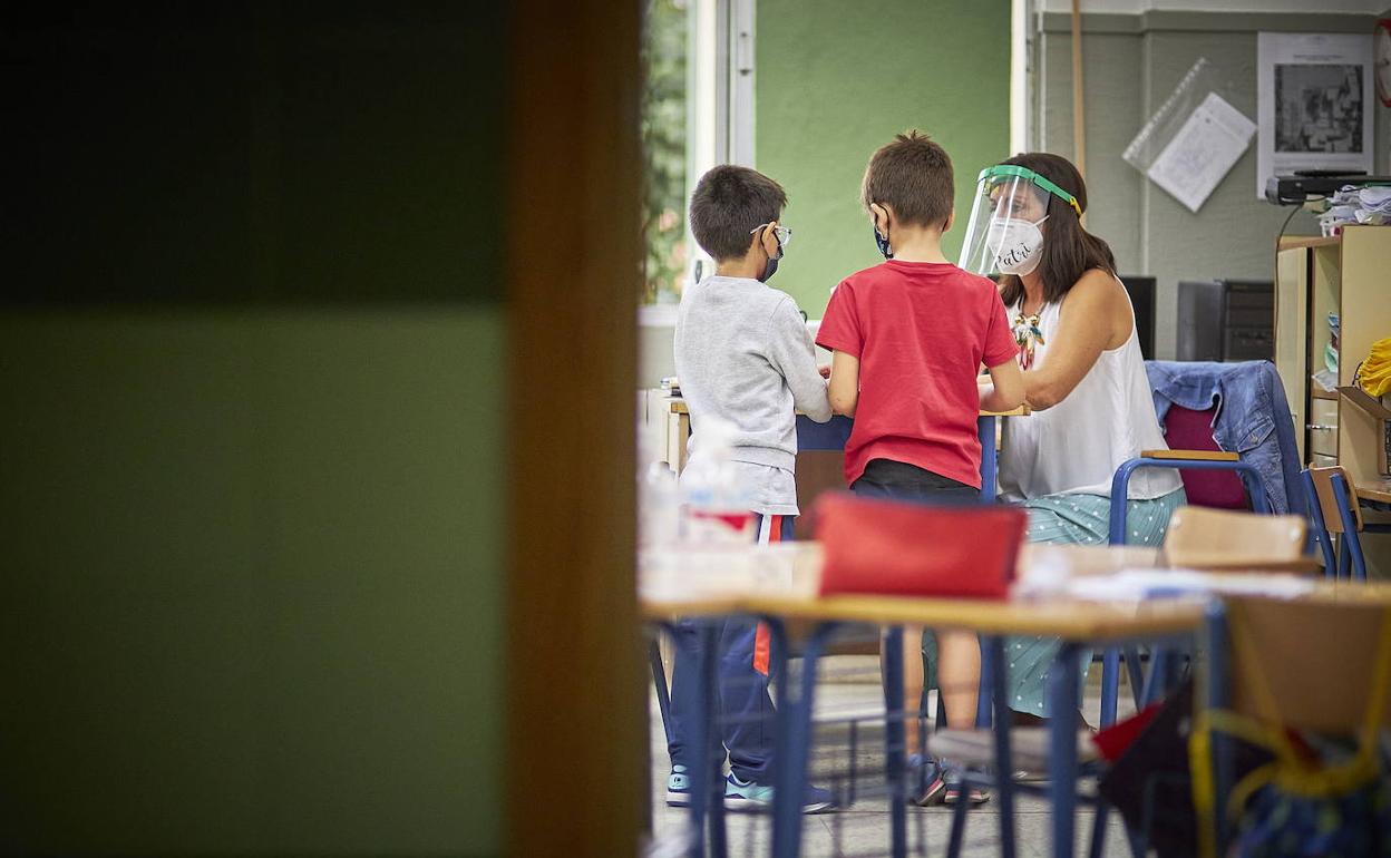 Dos pequeños, en el interior de un aula en un colegio de la capital. 