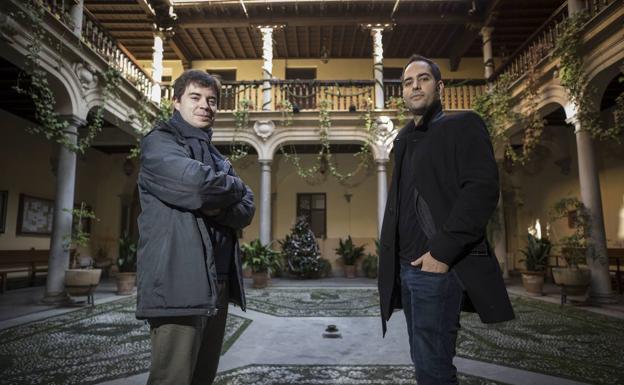 El oboe Ramón Ortega y el chelista Guillermo Pastrana, en el patio del Conservatorio.