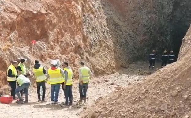 Los equipos de rescate trabajan para liberar al niño.