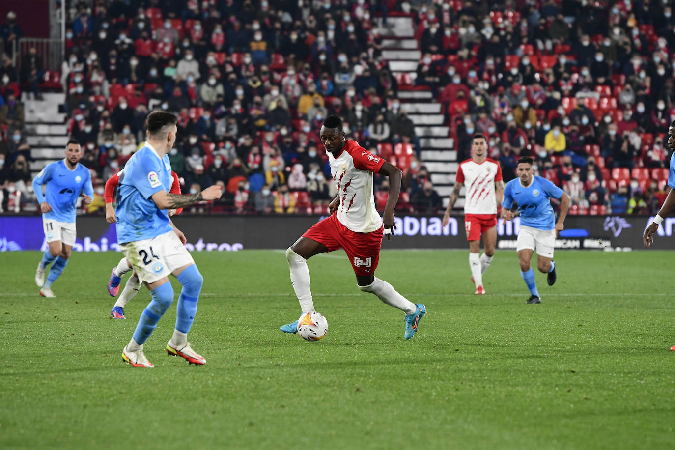 Sadir Umar encara a Gonzalo Escobar, al que dribló por dos veces para hacer su gol. 