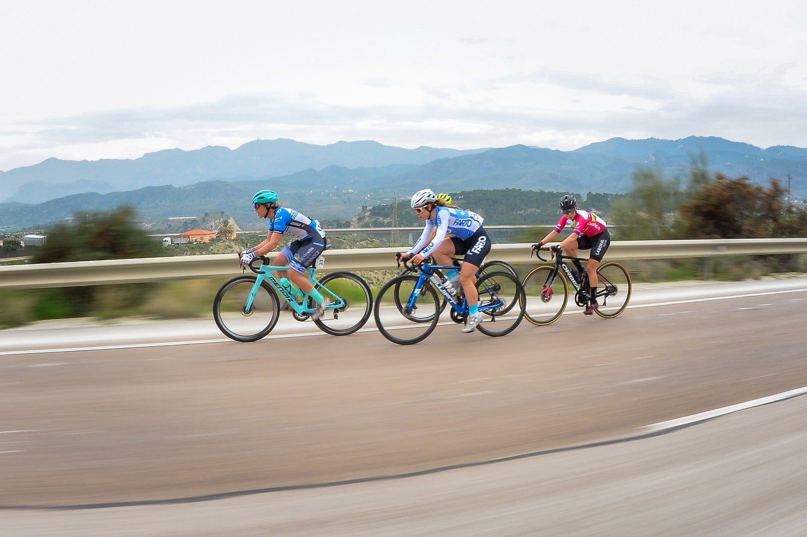 Imagen principal - Ciclismo: La Women Cycling de Almería luce en su debut con triunfo de la chilena Aranza Villalón