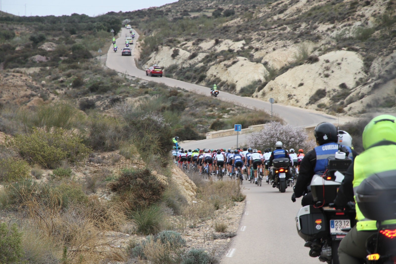 Imagen secundaria 1 - Ciclismo: La Women Cycling de Almería luce en su debut con triunfo de la chilena Aranza Villalón