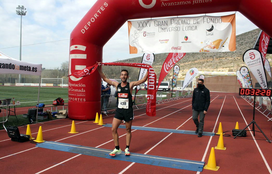 812 atletas, de ellos un centenar locales, participan en la prueba que inaugura el nuevo Circuito de Fondo en una espectacular jornada de atletismo y un exigente recorrido por el casco urbano lojeño