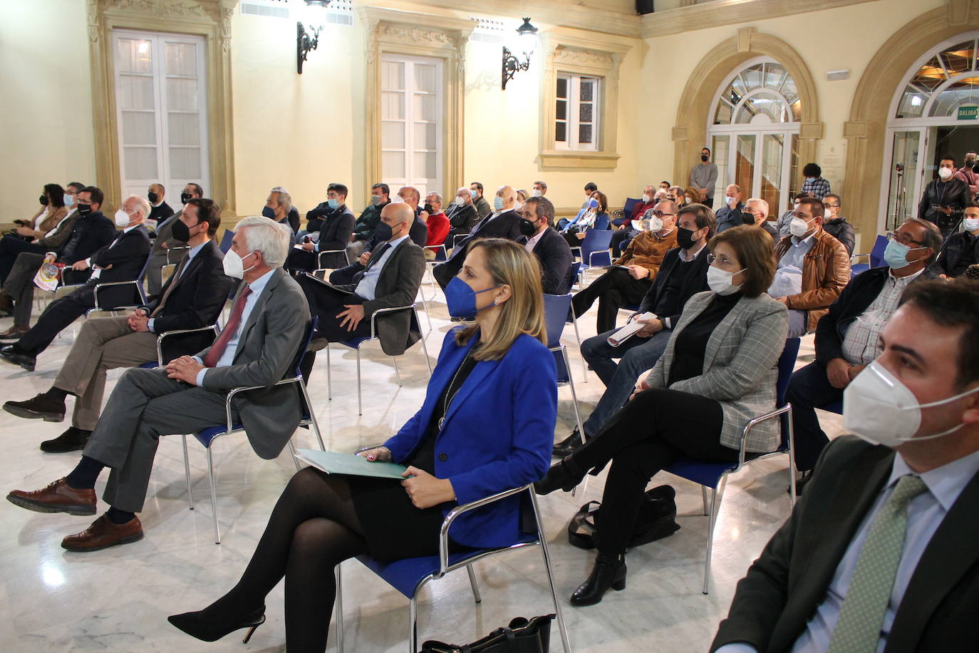 Imagen principal - El acto tuvo lugar en el Patio de Luces de la Diputación, donde Javier Aureliano García pregonó la importancia de la prueba y del trabajo de José Manuel Muñoz que habla al conductor del acto, Juan Antonio Manzano. 