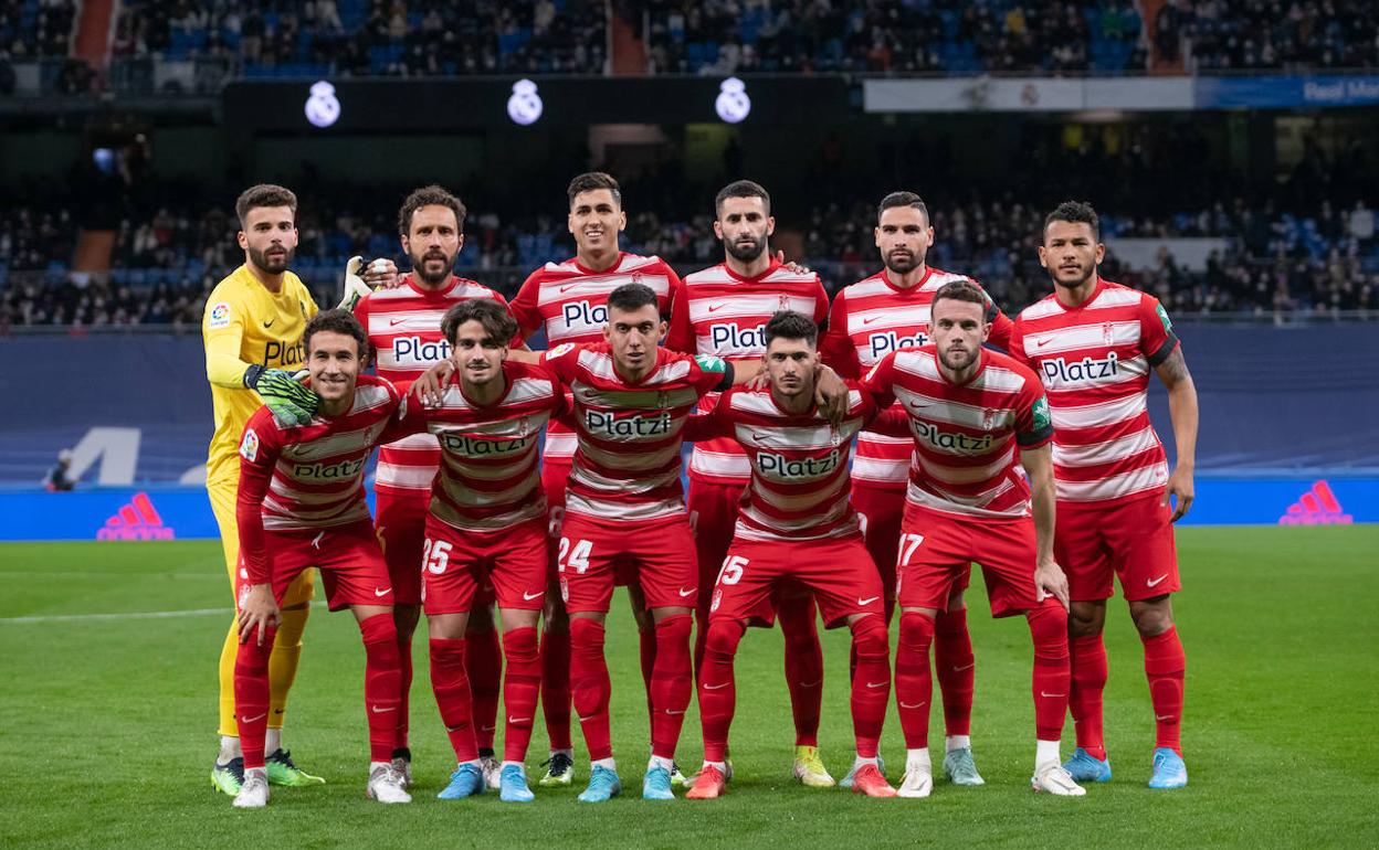 Alineación titular del Granada en el Santiago Bernabéu. 