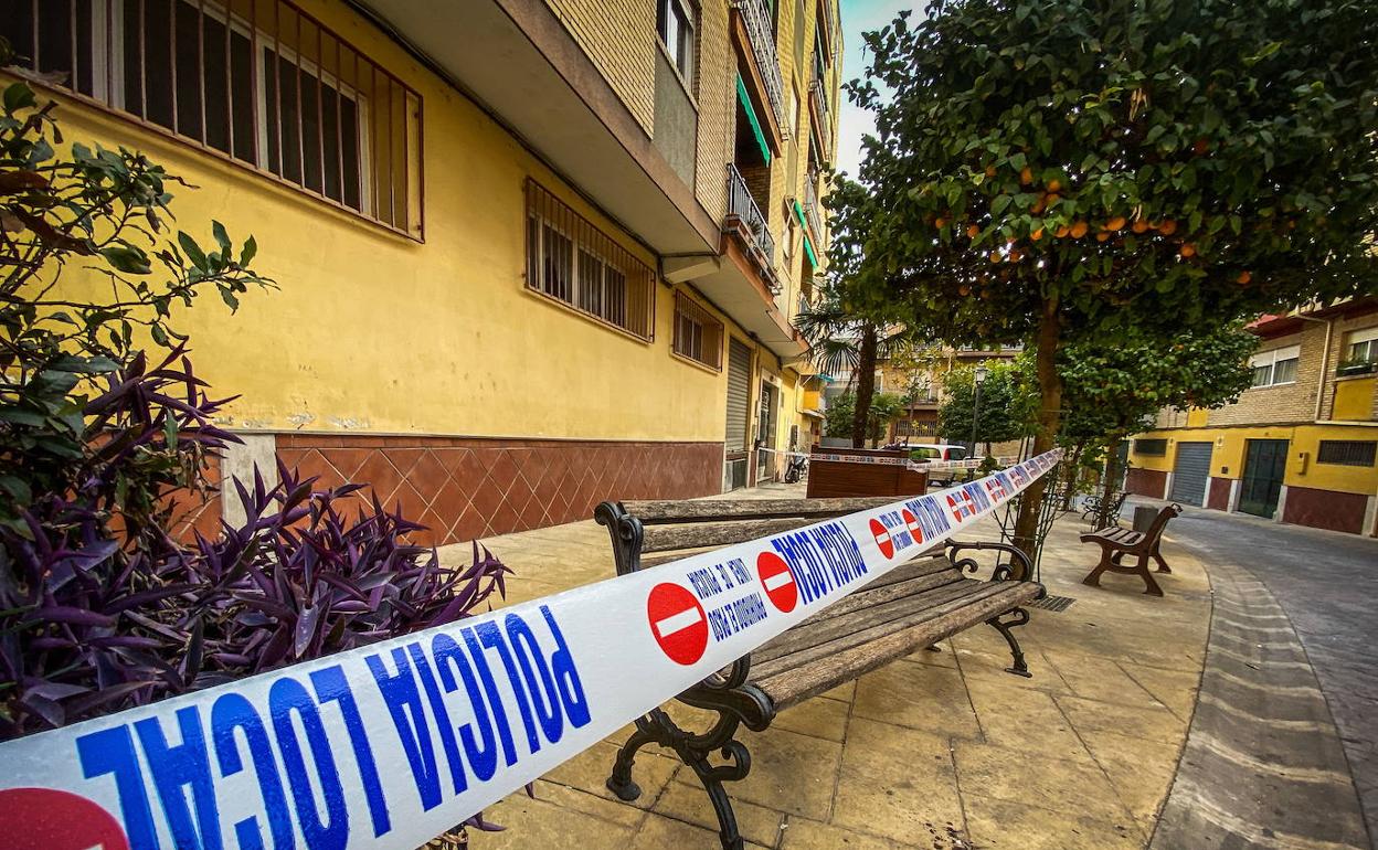 Cordón policial en la fachada del edificio donde se produjo la deflagración de gas