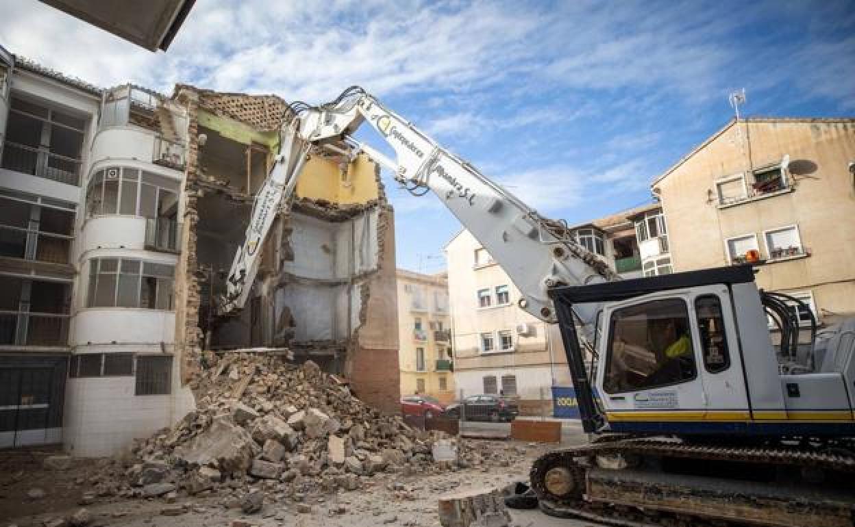 Demolición de uno de los ruinosos bloques de Santa Adela.