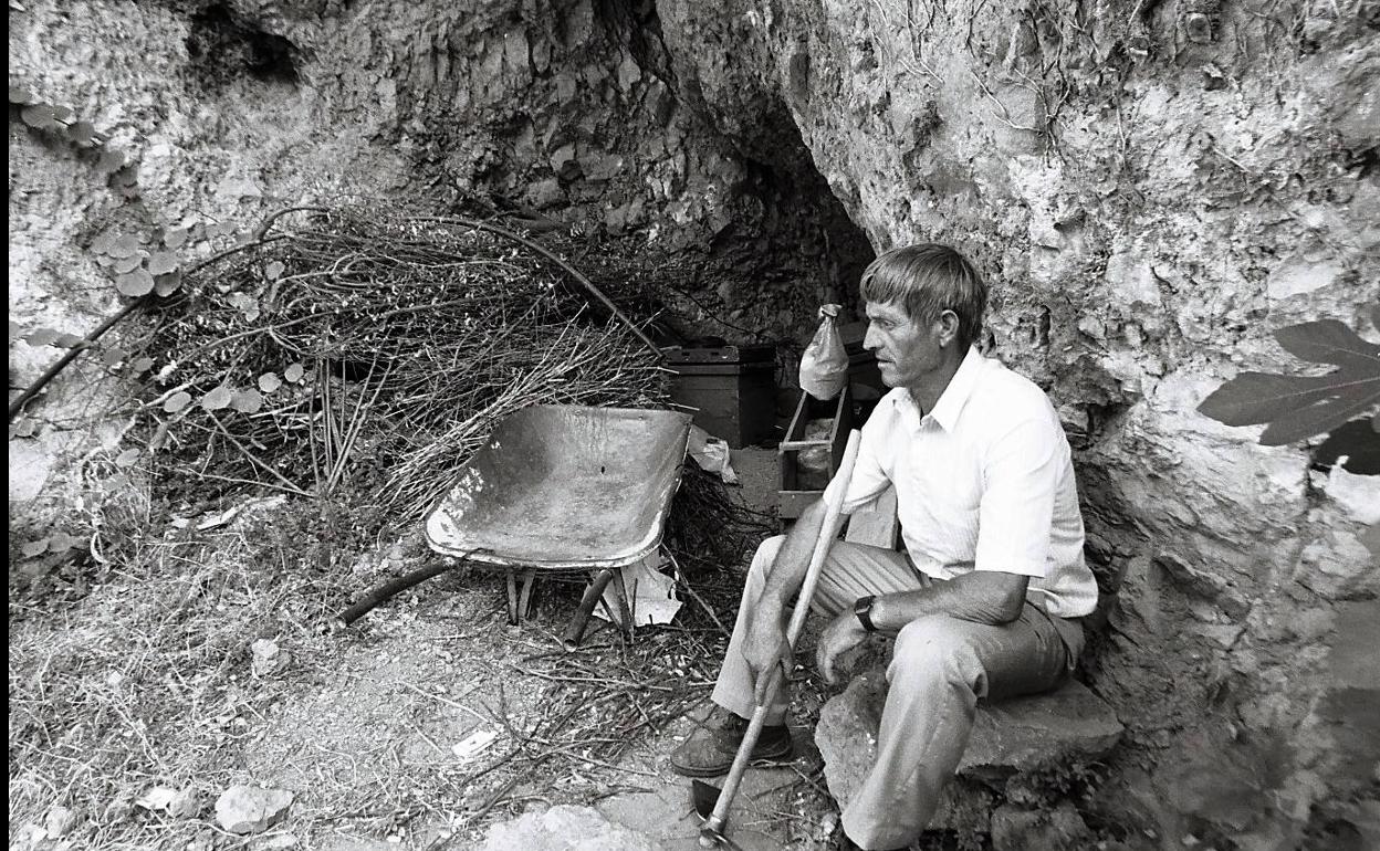 Federico Fernández Mézcua (ya fallecido), en la cueva del Tajo del Gigante, de su propiedad.