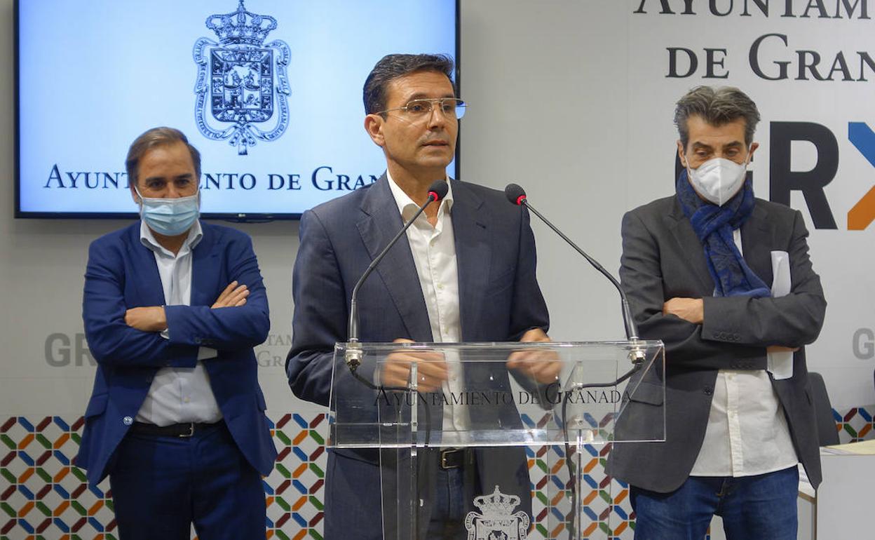 El alcalde de Granada, Paco Cuenca; el portavoz de UP, Antonio Cambril (dcha), y el edil Jacobo Calvo, en una imagen de archivo.