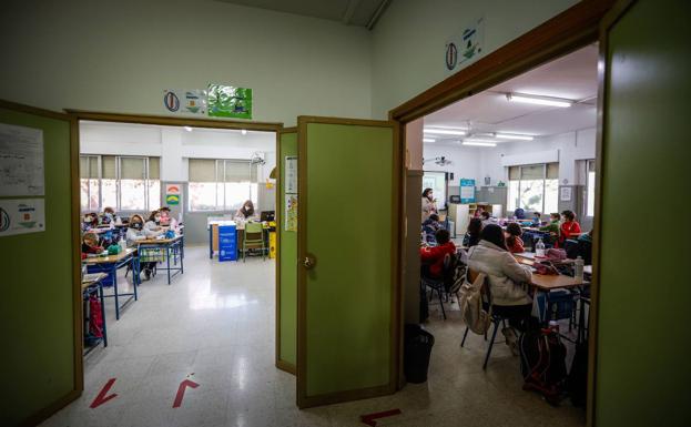 Los colegios de Granada esperarán directrices de la Junta para retirar la mascarilla en los patios