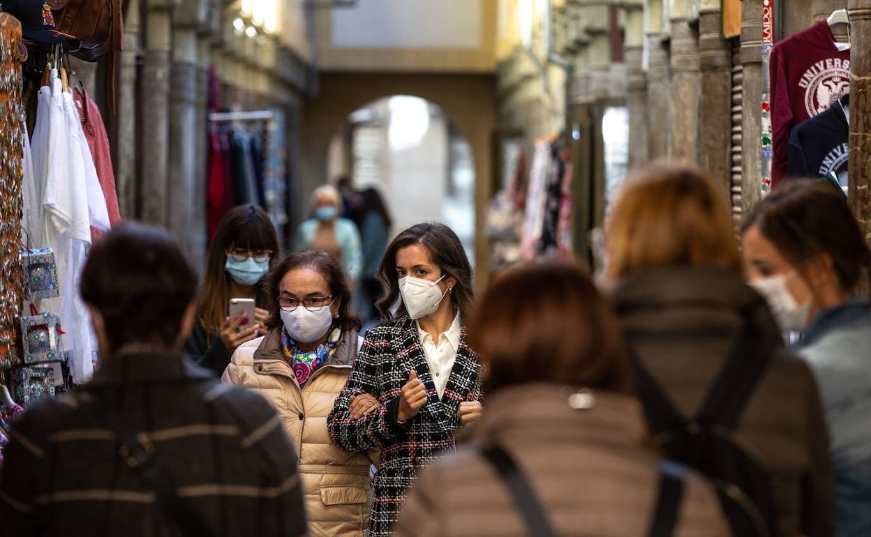 Los 48 días de mascarilla obligatoria en la calle acaban con casi 50.000 contagios en Granada